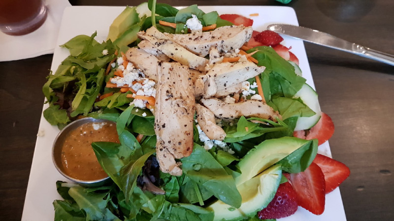 American salad with chicken, blue cheese & avocado